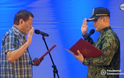 <p><strong>NEW PNP CHIEF</strong>. President Rodrigo Duterte administers the oath of office to new Philippine National Police (PNP) chief, Lt. Gen. Archie Francisco Gamboa on Monday (Jan. 20, 2020). Gamboa is the 23rd PNP chief. <em>(Screenshot)</em></p>