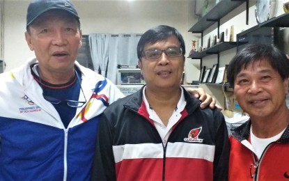 <p><strong>3 UB ATHLETIC DIRECTORS</strong>. Three athletic directors of the University of Baguio (UB) meet anew during the National Basketball Training Camp (NBTC) regional finals at the UB Cardinals gym last Jan. 17. (From left) Former UB athletic director Danilo Soria, the NBTC organizer, present UB sports czar Alan Elegado and his predecessor Eduardo Laureano, now the Cordillera Career Development College (CCDC) athletic director, a position once held by Soria. (<em>PNA Photo by Pigeon Lobien)</em></p>