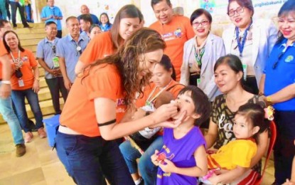 <p><strong>BEATING POLIO.</strong> North Cotabato Governor Nancy Catamco administers the anti-polio vaccine to a child in an evacuation camp for earthquake victims in Barangay Sto. Niño, Makilala, North Cotabato on Monday (Jan. 20, 2020). The Mindanao-wide “Sabayang Patak Kontra Polio” campaign, now on its third round in the island, is scheduled to run until Feb. 2, 2020. <em>(Photo courtesy of North Cotabato PIO)</em></p>