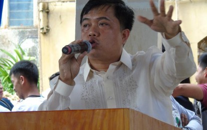 <p><strong>PEACE ADVOCACY.</strong> Matuguinao Mayor Aran Boller delivers his speech during a peace advocacy gathering on Monday (Jan. 20, 2020). He said wiping out the decades-old insurgency in Matuguinao town in Samar has been identified as the top priority of his administration. <em>(PNA photo by Roel Amazona)</em></p>