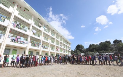 <p><strong>QUEUE.</strong> Evacuees fall in line for the distribution of food packs at the evacuation center in Poblacion Central School in Alfonso, Cavite on Wednesday (Jan. 22, 2020). China has donated PHP7.2 million to help victims of Taal Volcano eruption. (<em>PNA photo by Avito C. Dalan)</em></p>