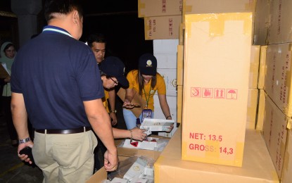 <p><strong>FAKE CIGARETTES.</strong> Bureau of Internal Revenue personnel check the fake cigarettes confiscated by government agents following two separate raids in Barangays Cugman and Bayabas on Tuesday (Jan. 21, 2020). The seized products were presented to the media on Wednesday.<em> (PNA photo by Jigger J. Jerusalem)</em></p>