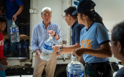 <p><strong>RELIEF FOR EVACUEES.</strong> US Ambassador to the Philippines Sung Kim donates relief goods to the people affected by the Taal Volcano eruption in Batangas. During a visit to a school serving as an evacuation center in Nasugbu, he announced the provision of PHP5.1 million in humanitarian assistance from the US government.<em> (Photo courtesy of US Embassy in Manila)</em></p>