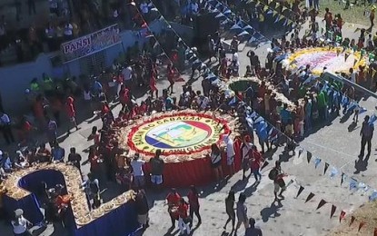 <p><strong>PANSI FESTIVAL</strong>. Some 2,000 villagers wait in line to get a serving of “Pansi Cabagan” noodles at the Cabagan Square Park in Cabagan, Isabela on Thursday (Jan. 23, 2020). The event is part of the celebration of the 9th Pansi Festival which runs until January 25. <em>(PNA photo by Villamor Visaya Jr.)</em></p>