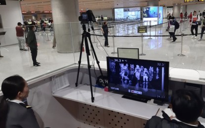 <p><strong>INTENSIFIED THERMAL SCANNING</strong>. Personnel of the Bureau of Quarantine (BoQ-7) monitor arriving passengers at the Mactan-Cebu International Airport Terminal 2 using thermal cameras on Wednesday (Jan. 22, 2020). GMR Megawide Cebu Airport Corporation chief executive adviser Andrew Harrison said intensified thermal scanning has been implemented as part of strict precautionary measures to prevent the spread and transmission of the 2019 novel coronavirus (2019 nCoV). <em>(PNA photo by John Rey Saavedra)</em></p>