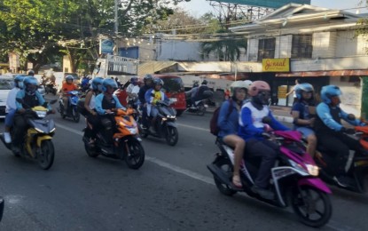 <p><strong>MOTOR TAXIS.</strong> Motorcycles for hire, Angkas, continue to ferry passengers in Cebu City on Thursday, Jan. 23, 2020. This, after a Technical Working Group (TWG) reconsidered its decision to terminate the pilot run on motor taxi operations and decided to extend it until March this year. <em>(PNA photo by John Rey Saavedra)</em></p>