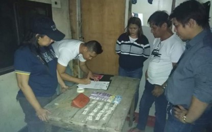 <p><strong>DRUG BUST</strong>. Police and PDEA authorities examine sachets of "shabu" estimated at PHP621,000 found in the possession of a pregnant suspect, a repeat violator of Republic Act 9165 or the Comprehensive Dangerous Drugs Act of 2002. Laguna police director Eleazar Matta said he hopes the woman’s arrest would lessen the illegal drugs problem in the cities of Cabuyao and Calamba.<em> (PNA photo by Roselle Aquino)</em></p>