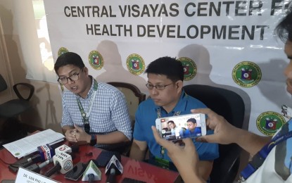 <p><strong>APPEAL FOR CALM</strong>. Department of Health (DOH-7) medical officers Van Philip Baton and Shelbay Blanco answer media queries during a briefing on the health bulletin of a five-year-old Chinese boy from Wuhan, China who tested positive for a non-specific coronavirus, inside the Office of the Regional Director on Thursday (Jan. 23, 2020). Baton asked the public to stay calm and not to panic as the boy tested with non-specific coronavirus is now in stable condition. <em>(PNA photo by John Rey Saavedra)</em></p>