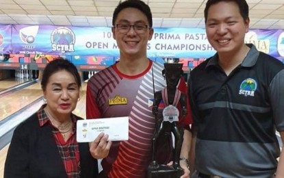 <p><strong>DEFENDING CHAMP</strong>. 10th Summer Capital Tenpin Bowling Association - Prima Pasta Open Masters Championships winner Kenneth Chua poses with SCTBA’s Nikko Go (left), who is also the Philippine Bowling Federation executive vice president, and PBF board of trustee Mely Lopa after ruling the 10th edition of the annual bowling tournament. The 11th edition will be staged on March 17-22 at the Puyat Bowling Lanes at the Baguio Center Mall where some 150 bowlers from all over the Philippines including the national team will be seeing action. <em>(Photo courtesy of SCTBA/Nikko Go)</em></p>