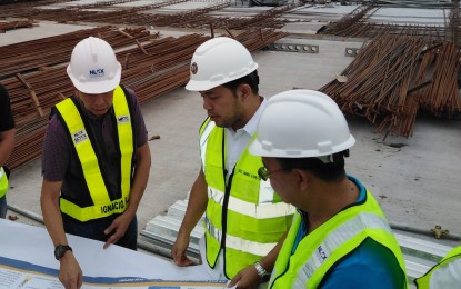 <p><strong>INFRA INSPECTION</strong>. DPWH Secretary Mark Villar (center), NLEX Corporation chief operating officer (COO) Raul Ignacio (left) and vice president for Tollways Development and Engineering Nemesio Castillo (right) inspect the progress of the ongoing construction of NLEX Harbor Link (C3-R10 Section) that will be partially opened to the public in February. The elevated expressway will provide direct access between R10 in Navotas City and NLEX. <em>(Photo by Manny Balbin)</em></p>