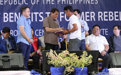 <p><strong>AID FOR EX-REBELS.</strong> President Rodrigo Duterte leads the distribution of benefits to former rebels at the San Isidro Central School in Leyte on January 23, 2020. The national government has released P7.82-million in financial assistance to former rebels in Eastern Visayas from 2019 to early 2020. <em>(Presidential Photo)</em></p>