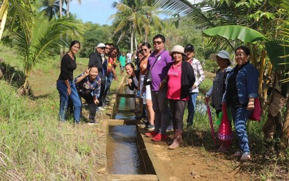 <p><strong>GIFT TO FARMERS.</strong> Officials of the National Irrigation Administration in Caraga and the Province of Dinagat Islands turn over to farmers the PHP8.1-million irrigation project in Barangay Garcia in Libjo town. The project is seen to enhance the production of palay and help augment the income of the farmers in the area. <em>(Photo courtesy of Province of Dinagat Islands Information Office)</em></p>