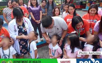 <p><strong>ON TARGET.</strong> Health workers give oral polio vaccine to schoolchildren as part of the ongoing second round of the “Sabayang Patak Kontra Polio” in Region 12 (Soccksksargen). The Department of Health (DOH)-12 expressed optimism on meeting the target 95 percent immunization coverage out of the over 575,000 identified eligible children aged five-years-old and below. <em>(Photo from the Facebook page of DOH-12)</em></p>