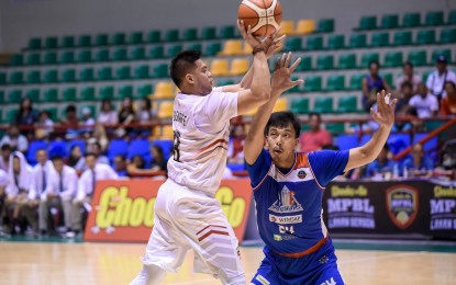 <p>Bicol's Ronjay Buenafe attempts a runner over Quezon City's Magi Sison in their MPBL game at the Alonte Sports Arena in Binan City on Saturday (Jan. 25, 2020). Bicol won over QC, 89-87.<em> (Photo courtesy of MPBL)</em></p>