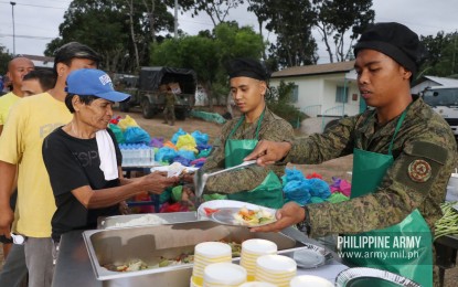 <p><strong>MOBILE KITCHEN.</strong> Army troops distribute food to evacuees taking shelter at the Pedro Palacio Sr. Memorial Elementary School in Barangay Sta. Ana, Calatagan, Batangas on Friday (Jan. 24, 2020). The beneficiaries of the feeding program are evacuees from the towns of Lemery and Agoncillo. <em>(Photo courtesy of Army Chief Public Affairs Office)</em></p>