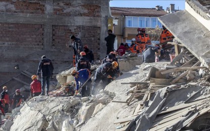 <p><strong>DEADLY EARTHQUAKE</strong>. Rescuers search quake rubble for survivors after a 6.8-magnitude earthquake jolted eastern Turkish province of Elazig on January 25, 2020. The death toll from Friday's powerful earthquake in eastern Turkey has risen to 31, the country's disaster relief agency said. <em>(Photo courtesy by Ali Balikci-Anadolu Agency)</em></p>