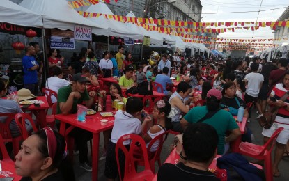 <p><strong>KAON 'TA, ILOILO</strong>. Dinagyang Festival revelers gather at the Kaon 'Ta, Iloilo food festival in Arsenal Street in this city on Sunday (Jan. 26, 2020). The Kaon 'Ta, Iloilo Facebook group gathered food enthusiasts and support local food businesses and small and medium-sized enterprises. <em>(PNA photo by Gail Momblan)</em></p>