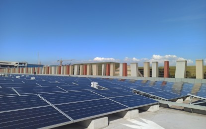 <p><strong>SOLAR ENERGY</strong>. City of Dreams Manila is the first integrated resort in the country to use solar energy. The resort invested PHP76 million for its solar power facility which it started powering up on Monday (Jan. 27, 2020). <em>(PNA photo by Kris Crismundo)</em></p>