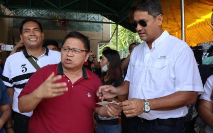<p><strong>AID FOR TAAL VOLCANO VICTIMS</strong>. Ormoc City Mayor Richard Gomez (right) hands a PHP3-million check to Taal, Batangas Mayor Fulgencio Mercado (left) as assistance to victims of volcanic eruption. Ormoc City also provided the same amount to Tagaytay City. <em>(Photo courtesy of Ormoc City government)</em></p>