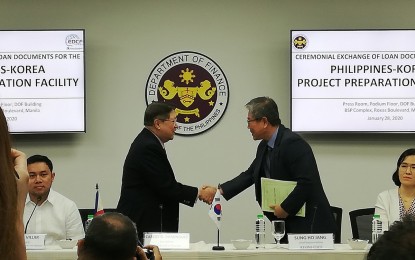 <p><strong>INFRA PROJECTS.</strong> Department of Finance (DOF) Secretary Carlos Dominguez III (left) and Export-Import Bank of Korea (KEXIM) Chief Representative Sungho Jang shake hands during the ceremonial exchange of documents for the USD71-million Philippines-Korea Project Preparation Facility (PKPPF) at the DOF office in Manila Tuesday. The facility will be used to finance the feasibility studies, engineering designs, and safeguard assessment analyses for infrastructure projects. <em>(Photo by Joann Villanueva)</em></p>