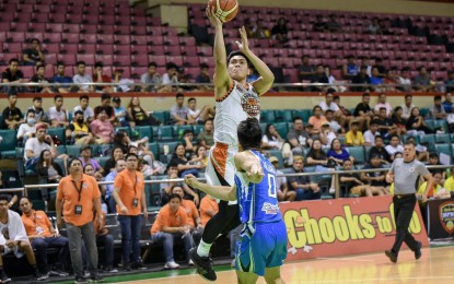 <p><strong>LAYUP.</strong> Pampanga Giant Lanterns' Levi Hernandez attempts a layup in the MPBL Lakan Season game between Cebu and Pampanga at the Cuneta Astrodome in Pasay City on Tuesday (Jan. 28, 2020). Pampanga mauled Cebu Sharks, 88-77. <em>(Photo courtesy of MPBL)</em></p>