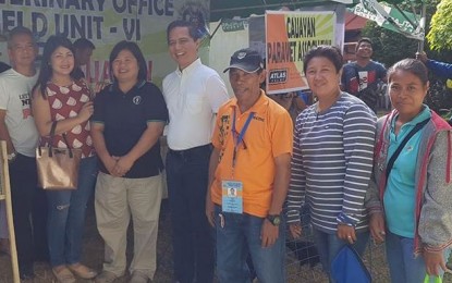 <p><strong>HELP FOR ANIMAL RAISERS.</strong> Dr. Renante Decena (center), provincial veterinarian, with personnel of the Provincial Veterinary Office District 6 Field Units during a recent animal exhibit of the Agricultural Fair in Cauayan town. The PVO is assisting animal raisers in availing of a loan from the Agricultural Competitiveness Enhancement Fund of the Department of Agriculture. <em>(File photo courtesy of PVO-Negros Occidental)</em></p>
