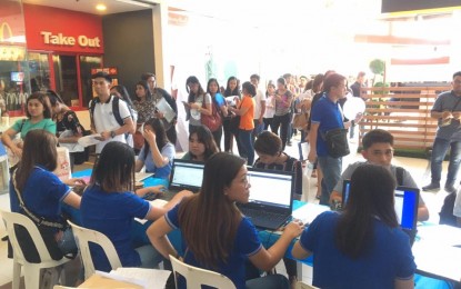 <p><strong>JOB HUNT</strong>. Hundreds of job seekers flock to a job fair of the Department of Labor and Employment (DOLE)-Bicol at the Ayala Malls Legazpi on Tuesday, Jan. 28, 2020. A total of 10,000 vacancies were posted, while 575 applicants got hired. <em>(PNA photo by Connie Calipay)</em></p>