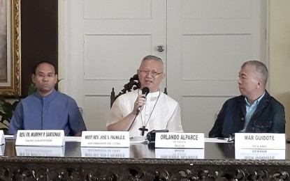 <p><strong>ENVIRONMENTAL CONFAB</strong>. Cebu Archbishop Jose S. Palma (center) raises a point during a pre-convention press conference at his residence in Cebu City on Wednesday (Jan. 29, 2020). Palma announced the 1st Cebu Archdiocesan Convention on Climate Emergency to be held at a hotel in Barangay Lahug on Jan. 31 to Feb. 1, 2020. <em>(PNA photo by John Rey Saavedra)</em></p>