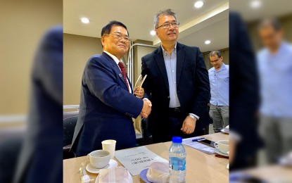 <p><strong>S&T PARTNERSHIP</strong>.  Japanese Information Technology Science Minister Naokazu Takemoto and Department of Science and Technology Secretary Fortunato dela Peña shake hands "after their very productive meeting" last January 8. Takemoto was toured at the DOST Advanced Science and Technology Institute, and the ULYSSES Laboratory in UP Diliman, both in Quezon City. (<em>Photo courtesy of DOST</em>)  </p>