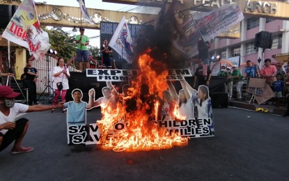 <p><strong>'NO TO CPP-NPA'.</strong> Anti-communist groups stage a rally at the Mendiola Peace Arc, Manila City on Wednesday. The groups are pressing the government to address the longstanding communist insurgency. <em>(PNA photo by Lade Kabagani)</em></p>