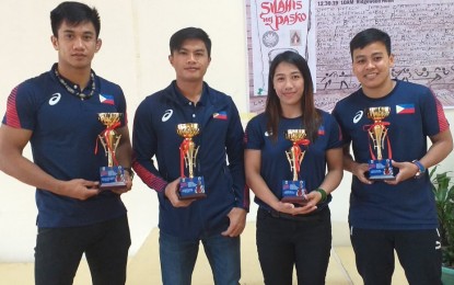 <p><strong>OFF TO THAILAND</strong>. Nesthy Petecio (right) is ready to fly to Thailand as she continues to train for the Asian-Oceania qualifier for the Tokyo 2020 Olympics along with two of her female teammates including Irish Magno. Also in photo are fellow Southeast Asian Games gold medalists-- (from left) Jean Claude Saclag, Jearome Calica, and Divine Wally.<em> (PNA photo by Pigeon Lobien)</em></p>