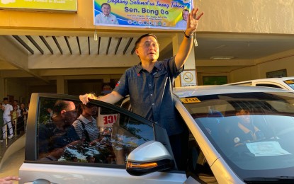 <p><strong>SEARCH FOR A SOLUTION.</strong> Senator Christopher Lawrence Go greets supporters in Naval, Biliran on Thursday (Jan. 30, 2020). Go, chair of the Senate health committee will convene on February 4 the committee, health and airport officials, and other concerned officials to assess the country’s response to the novel coronavirus.<em> (Photo courtesy of Go Biliran FB page)</em></p>