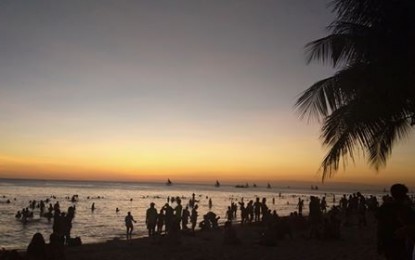<p><strong>DOMESTIC TOURISTS FIRST.</strong> Boracay Island will soon be open to domestic tourists coming from Western Visayas only. Aklan Governor Florencio Miraflores said on Wednesday (June 10, 2020) that they are preparing for the island’s soft opening. <em>(PNA file photo)</em></p>