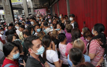<p><strong>PANIC BUYING</strong>. People queue up in front of medical supply stores on Rizal Avenue corner Remigio Street in Sta. Cruz, Manila on Friday morning (Jan. 31, 2020) to purchase face masks as protection against the novel coronavirus (2019-nCoV). There has been panic buying of face masks since the Department of Health confirmed the first case of nCoV in the country on January 30. (<em>PNA photo by Gil Calinga</em>) </p>
