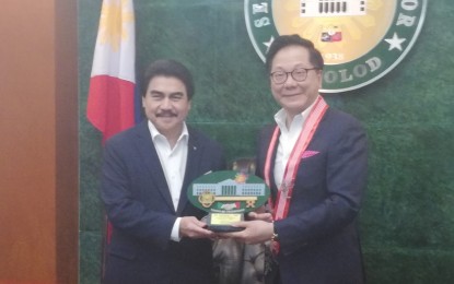 <p><strong>HONORARY MAYOR</strong>. Filipino-Chinese tycoon Andrew Lim Tan (right), chairman of Alliance Global Group Inc., receives the symbolic key of Bacolod City from Mayor Evelio Leonardia after he was conferred the title honorary mayor on Saturday (Feb. 1, 2020), as part of the major events of the 15th Bacolaodiat Festival. Tan, who was also named “adopted son of Bacolod”, said that receiving the two titles is both an “honor and privilege”. <em>(PNA photo by Nanette L. Guadalquiver)</em></p>