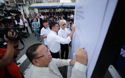 <p><strong>CULTURE OF DISCIPLINE</strong>. Mayor Edwin Santiago (center) leads the signing of a pledge of commitment during of the "Disiplina Muna" national advocacy campaign in the City of San Fernando, Pampanga on Monday, Feb. 3, 2020. The campaign is an initiative of the Department of the Interior and Local Government to promote the culture of discipline among Filipinos. <em>(Photo courtesy of the City Government of San Fernando)</em></p>