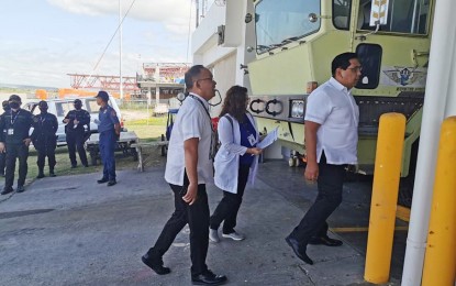 <p><strong>MEASURES VS. CORONAVIRUS.</strong> General Santos City Mayor Ronnel Rivera (right) leads the inspection of the prevention and control measures put in place at the international airport against the deadly novel coronavirus (2019-nCoV). Accompanying the mayor are acting city health officer Dr. Rochelle Oco (center) and City Administrator Arnel Zapatos. <em>(Photo courtesy of the city government)</em></p>