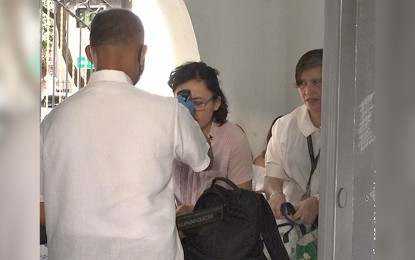 <p><strong>ENHANCED SCREENING.</strong> A Presidential Security Group (PSG) member uses a thermal scanner to test an employee’s temperature in Malacañang. The PSG on Thursday (March 26, 2020) said it seeks to impose enhanced screening measures after ACT-CIS Party-list Rep. Eric Go Yap breached quarantine protocols by attending a Palace meeting on March 21 despite having coronavirus symptoms. <em>(File photo)</em></p>
