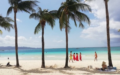 <p>Boracay white beach <em>(PNA file photo)</em></p>