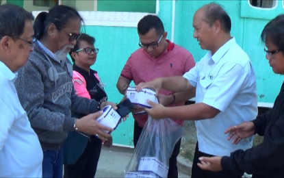 <p><strong>FACE MASKS PRODUCER.</strong> Medtex general manager Duanmu Jianlang (right, center) shows their face masks produced at the Freeport Area of Bataan on Wednesday (Feb. 5, 2020). Medtex is set to supply the Philippine government two million face masks every month because of the 2019 novel coronavirus. <em>(Photo by Ernie Esconde)</em></p>