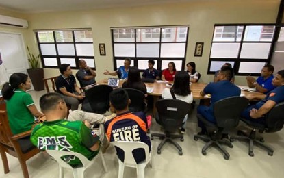<p><strong>INCIDENT MANAGEMENT.</strong> The city of Mati in Davao Oriental has activated its incident management team for the 2019 novel coronavirus (2019-nCoV), African Swine Fever (ASF) and H5N1 bird flu, on Thursday (February 6). The team is tasked to take the lead in the implementation of the total ban on the entry of swine, hogs, pork, pork-related products, and pork by-products into the city. <strong><em>(PNA)</em></strong></p>