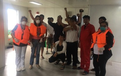 <p><strong>NO nCoV SYMPTOMS.</strong> Health authorities in Region 7 pose for a photo with the 11 Filipino crew members of a tugboat from China whom they have "cleared" of flu-like symptoms on Wednesday, Feb. 5, 2020. The tugboat and two barges, which a Makati City-based company purchased, arrived here Tuesday night to pass through Customs procedures. <em>(Contributed photo)</em></p>