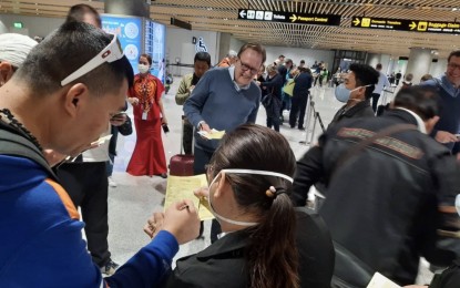 <p><strong>BUSINESS AS USUAL.</strong> Quarantine personnel assist passengers of an Emirates flight from Dubai that arrived at the Terminal 2 of the Mactan-Cebu International Airport (MCIA) on Thursday (Feb. 6, 2020). GMR Megawide Cebu Airport Corporation chief executive advisor Andrew Harrison said it is business as usual at the MCIA despite the declaration placing the entire airport under a state of emergency following the confirmation of the third nCoV case in the country. <em>(PNA photo by John Rey Saavedra)</em></p>