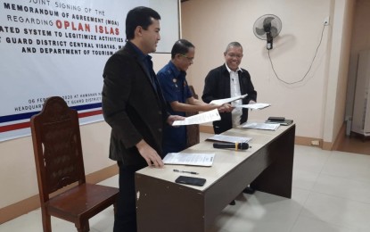<p><strong>OPLAN ISLAS</strong>. From left, Department of Tourism (DOT-7) regional director Shalimar Hofer Tamano, Philippine Coast Guard-Central Visayas chief Commodore Joseph Badajos and Maritime Industry Authority (MARINA-7) director Marc Anthony Pascua present the memorandum of agreement (MOA) implementing the Oplan Integrated System to Legitimize Activities at Sea (ISLAS). Under the program, the three agencies will visit small islands in Cebu and Bohol to convince operators to register their motorboats intended to carry passengers and tourists for island hopping. <em>(PNA photo by John Rey Saavedra)</em></p>