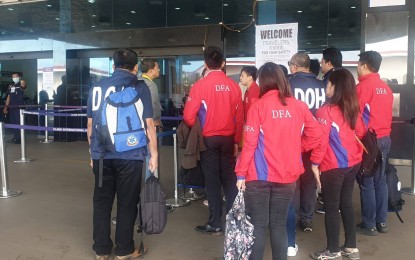 <p><strong>CALL OF DUTY.</strong> Members of the team of the Department of Foreign Affairs’ Office of the Undersecretary for Migrant Workers' Affairs arrive at the Clark International Airport for the repatriation operations of Filipinos in Wuhan on Saturday (Feb. 8, 2020). The team will be joined by five medical experts from the Department of Health. <em>(Photo courtesy of DFA)</em></p>
