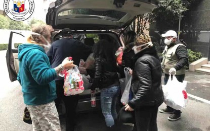 <p><strong>HELPING PINOYS IN WUHAN.</strong> Personnel of the on-site repatriation team of the Department of Foreign Affairs (DFA) provide relief goods to Filipinos in Wuhan City in China’s Hubei province on Friday (Feb. 7, 2020). The DFA on-site repatriation team entered ground zero of the 2019-nCoV outbreak to settle arrangements for the planned repatriation activities with Chinese authorities.<em> (Photo courtesy of DFA)</em></p>