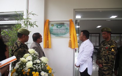 <p><strong>NEW FACILITY.</strong> Assistant Secretary Alexander Macario of the Department of the Interior and Local Government (2nd from left) and Bayugan City Mayor Kirk Asis (2nd from right) grace the opening of the Kalinaw Building at the Headquarters of the Army's 3rd Special Forces Battalion in Barangay Noli, Bayugan City, Agusan del Sur. The facility primarily aims to provide support to the initiatives of the "whole-of-nation" approach to ending local communist armed conflict in the Caraga region. <em>(Photo courtesy of 3SFBn)</em></p>