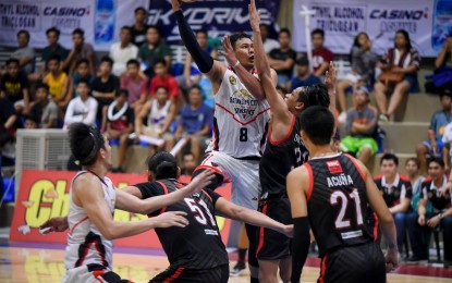 <p><strong>FINAL FOUR.</strong> Batangas City's Jaymo Eguilos attempts a hook shot against Valenzuela's Jaymar Gimpayan in a game his team won on Saturday (Feb. 8, 2020). The win moved Batangas closer to a Top 4 finish. <em>(Photo courtesy of MPBL)</em></p>