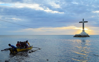 <p><strong>TEMPORARILY RESTRICTED.</strong> A boat of tourists heads to the famous sunken cemetery of Camiguin. The provincial government of Camiguin has ordered the temporary ban on local and foreign tourists who have been to areas abroad where the 2019 novel coronavirus has been reported starting Monday (Feb. 10, 2020). <em>(File photo by Jigger J. Jerusalem)</em></p>