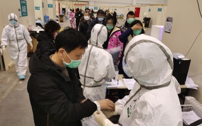 <p><strong>MEDICATION.</strong> Medical workers receive patients for treatment at "Wuhan Livingroom" in Wuhan, central China's Hubei Province on Feb. 8, 2020. The cultural building complex dubbed "Wuhan Livingroom" is a converted hospital to receive patients infected with the novel coronavirus. <em>(Photo by Gao Xiang/Xinhua)</em></p>